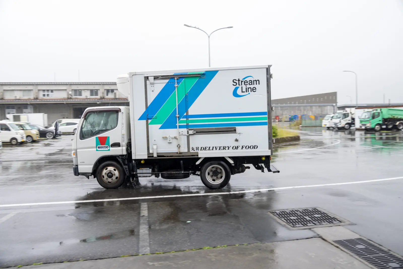 市場から出発する配送車